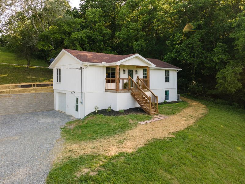 250 Garrison Ln, Cottontown, TN 37048
