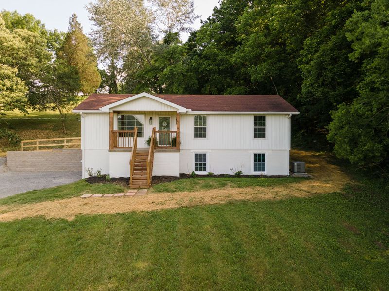 250 Garrison Ln, Cottontown, TN 37048