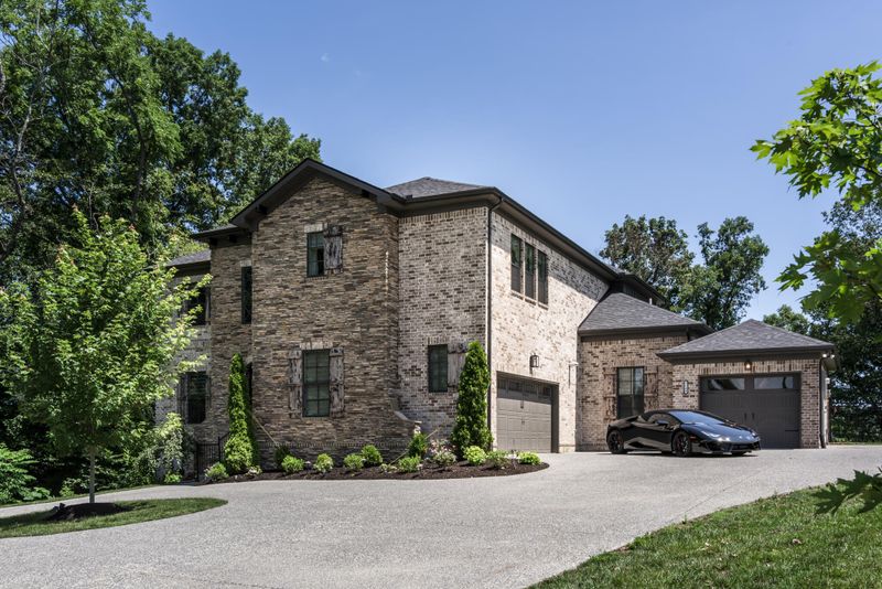 7544 Hallows Dr, Nashville, TN 37221