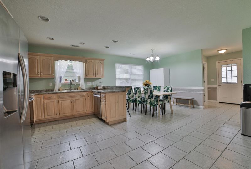 47 Honeyberry Ln, Rossville, GA 30741