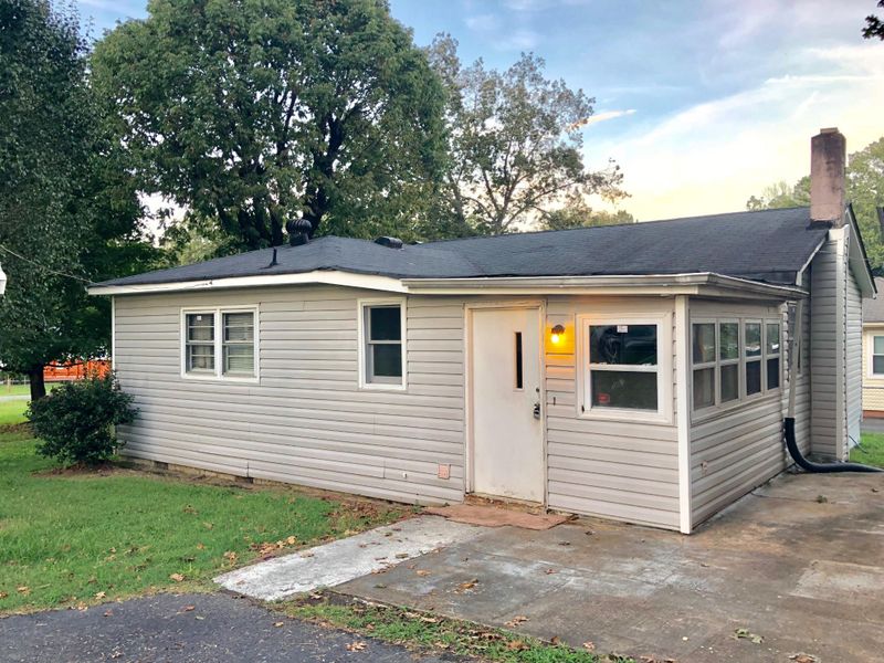 642 Hickory Ln, Rossville, GA 30741