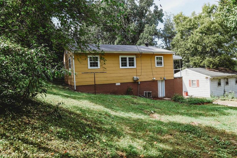 106 Mountain View Dr, Rossville, GA 30741