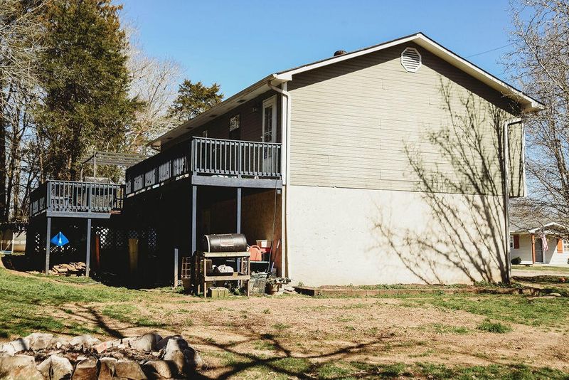 106 Madaris Ln, Chickamauga, GA 30707