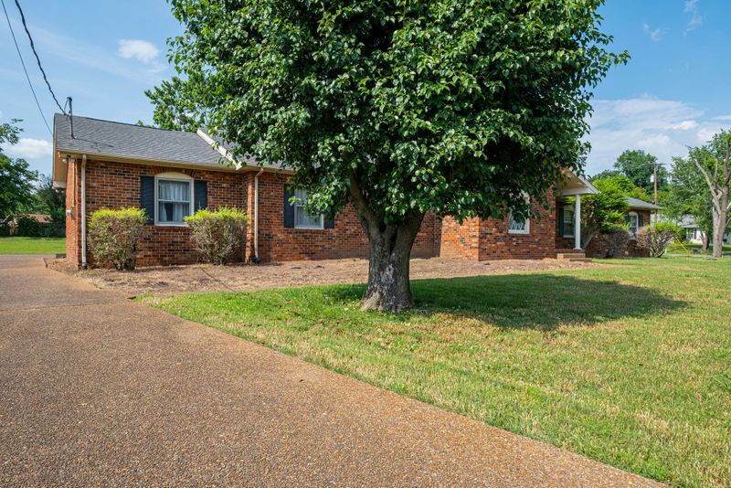 121 Meadow Lake Dr E, Hendersonville, TN 37075
