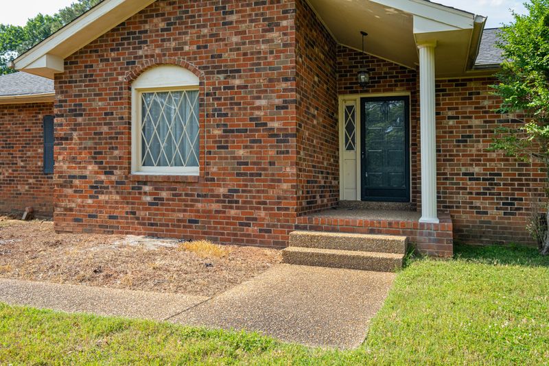 121 Meadow Lake Dr E, Hendersonville, TN 37075