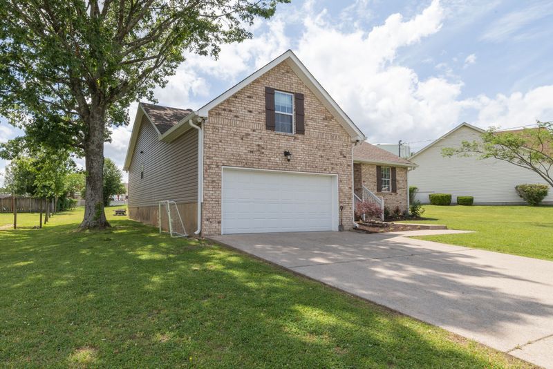 203 Poulan Ct, La Vergne, TN 37086