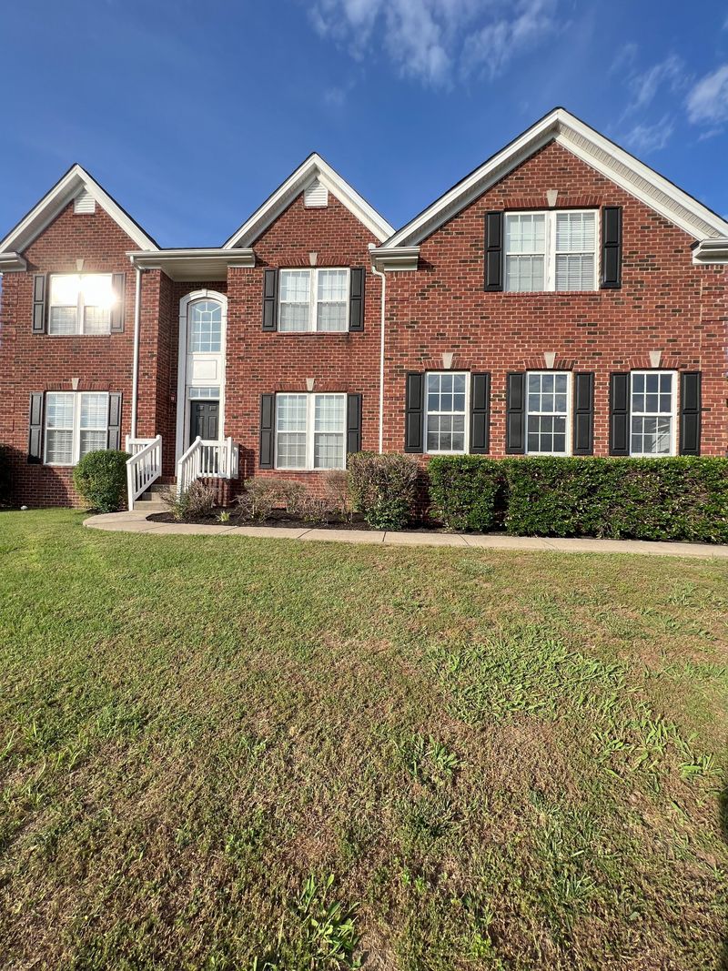 5001 Charles Johnston Dr, La Vergne, TN 37086