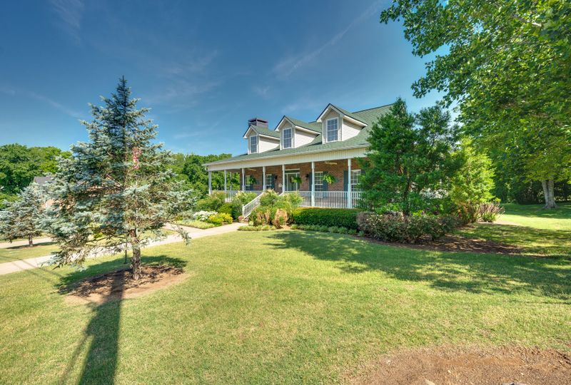 7904 Meadow View Dr, Nashville, TN 37221