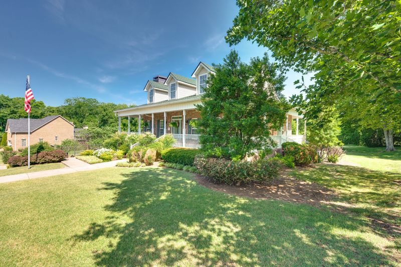 7904 Meadow View Dr, Nashville, TN 37221