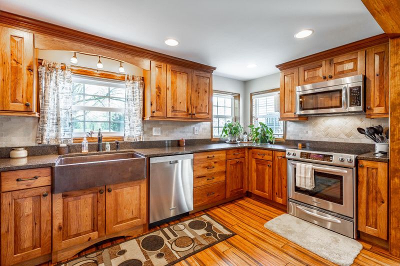 185 Smith Ln, Rossville, GA 30741