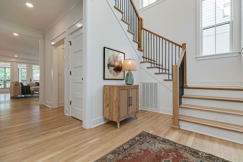 1717 Hillmont Dr, Nashville, TN 37215