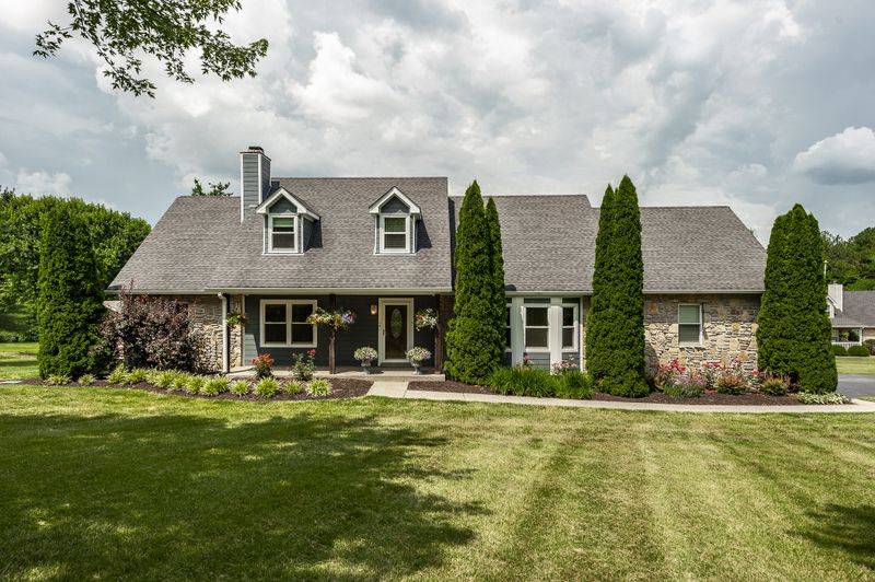 1301 Donna Ct, Cottontown, TN 37048
