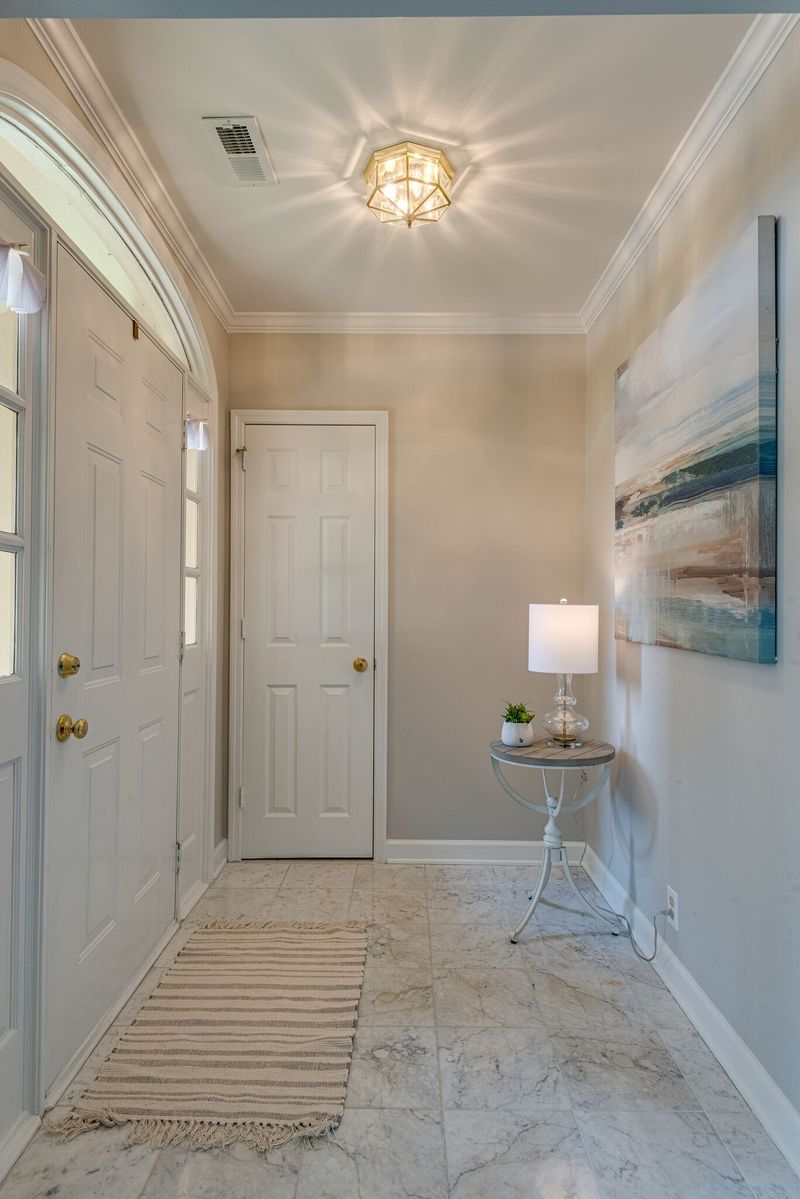 8942 Sawyer Brown Rd, Nashville, TN 37221