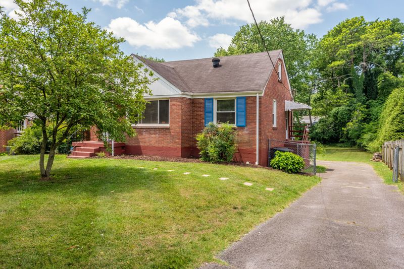 3921 Ivy Dr, Nashville, TN 37216