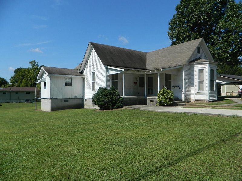99 5th St, Trenton, GA 30752