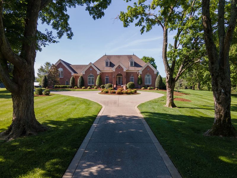 2975 Cages Bend Rd, Gallatin, TN 37066