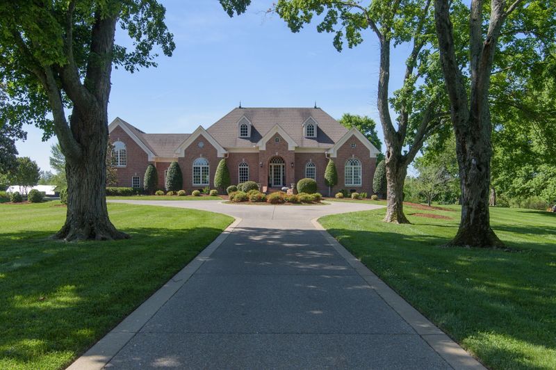 2975 Cages Bend Rd, Gallatin, TN 37066