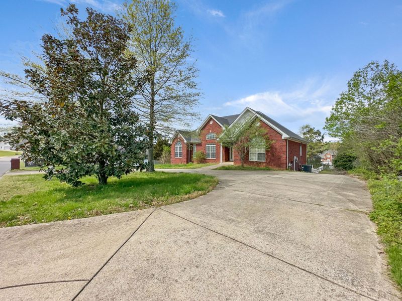 1046 Kacie Dr, Pleasant View, TN 37146
