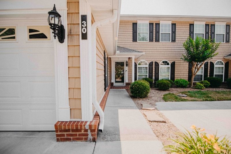 896 Summit Dr E, Dalton, GA 30721