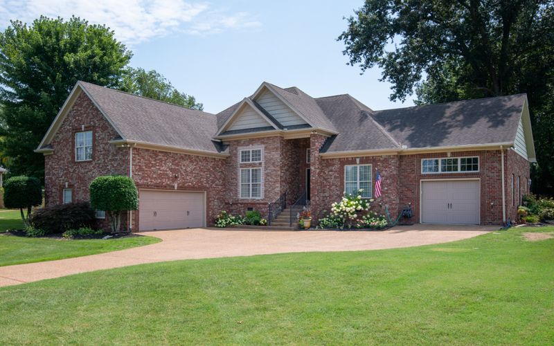 2006 Pointe Barton Dr, Lebanon, TN 37087