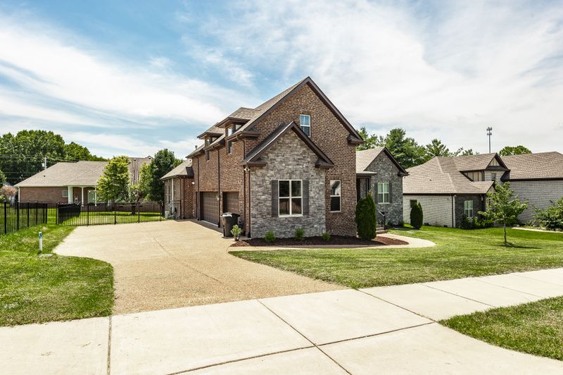 2010 Eagle View Rd, Hendersonville, TN 37075