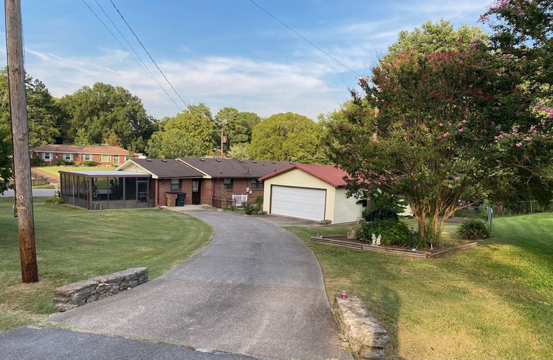 700 Stanvid Dr, Nashville, TN 37216