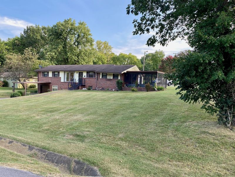 700 Stanvid Dr, Nashville, TN 37216