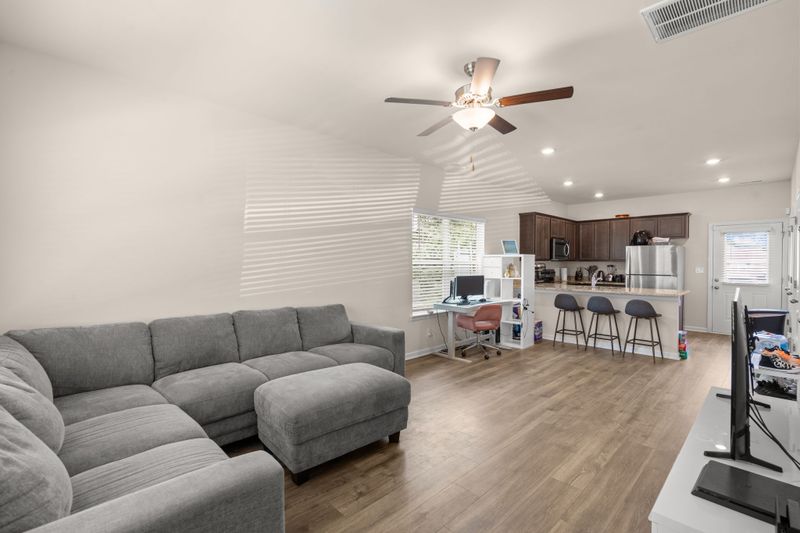 8082 Logan Dr, La Vergne, TN 37086