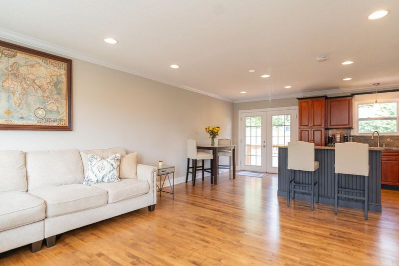 911 Crest Dr, Chickamauga, GA 30707