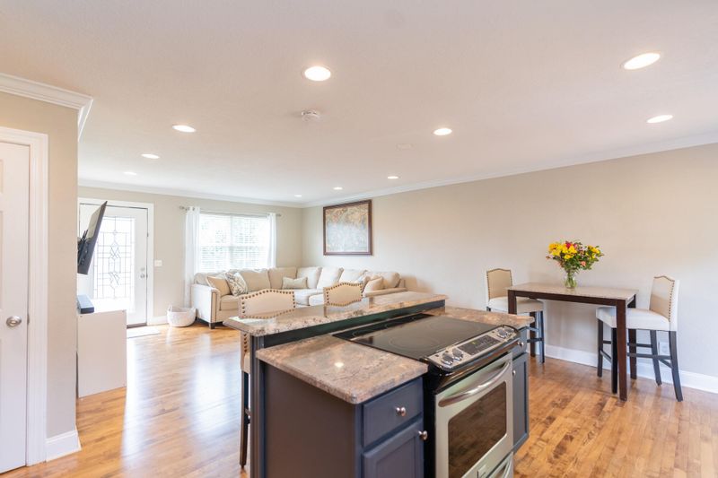 911 Crest Dr, Chickamauga, GA 30707