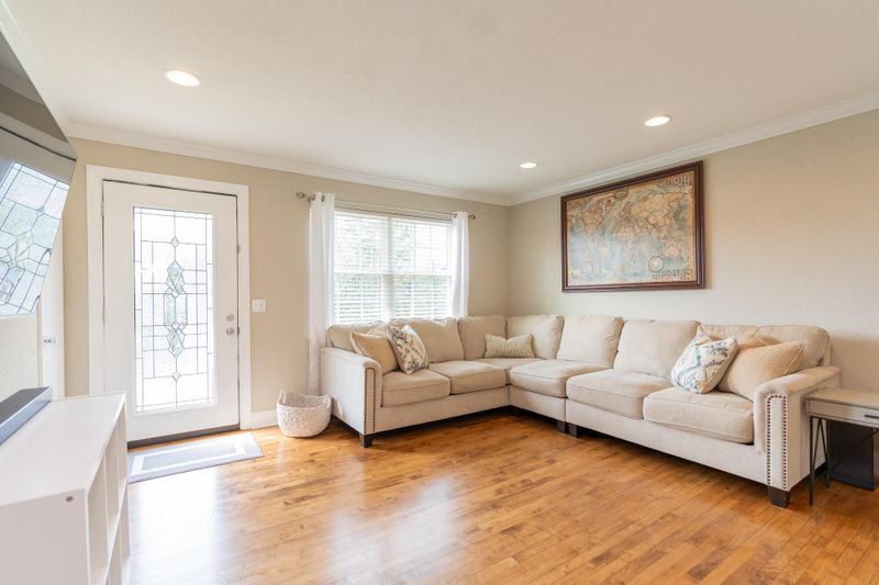 911 Crest Dr, Chickamauga, GA 30707