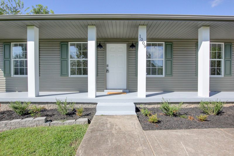1009 Deerfield Dr, Chapmansboro, TN 37035