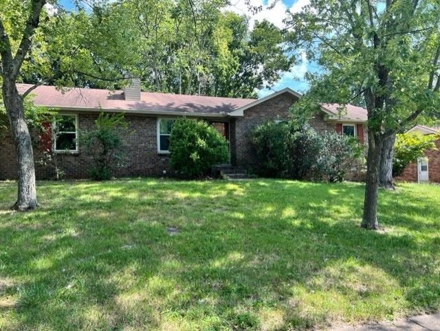 240 Iris Dr, Hendersonville, TN 37075