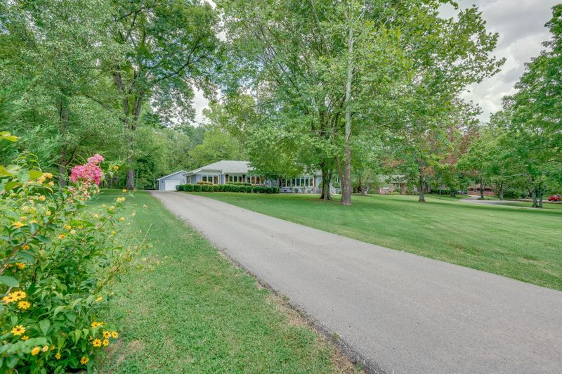 6352 Bresslyn Rd, Nashville, TN 37205