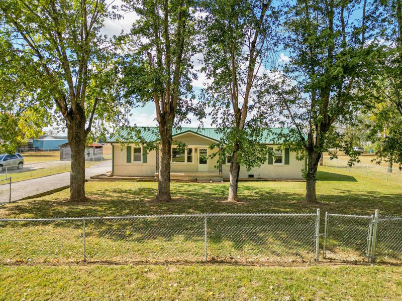 106 Lakeside Dr, Columbia, TN 38401