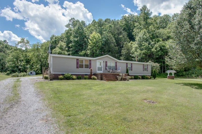 83 Skelton Ln, Pleasant Shade, TN 37145