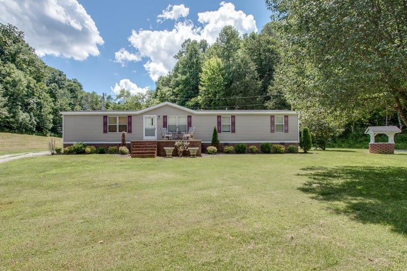 83 Skelton Ln, Pleasant Shade, TN 37145