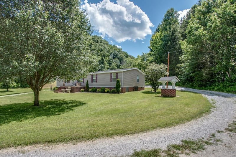 83 Skelton Ln, Pleasant Shade, TN 37145