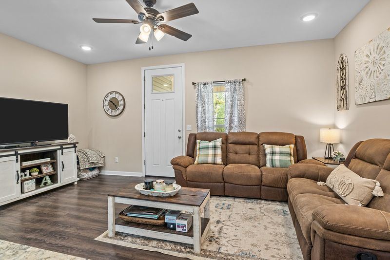 17 Preston Ct, Burns, TN 37029