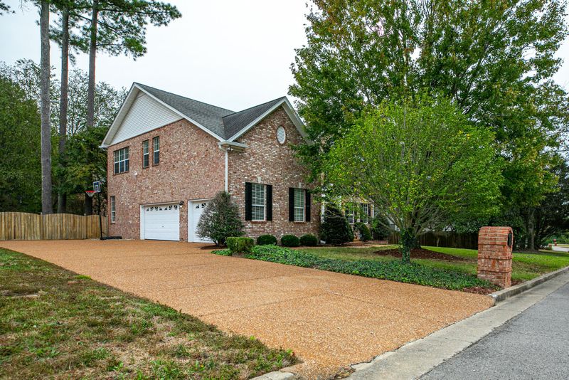 8012 Pine Forest Dr, Nashville, TN 37221