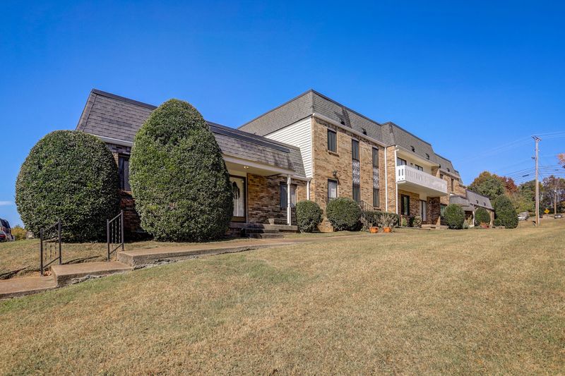 218 Lake Chateau Dr, Hermitage, TN 37076