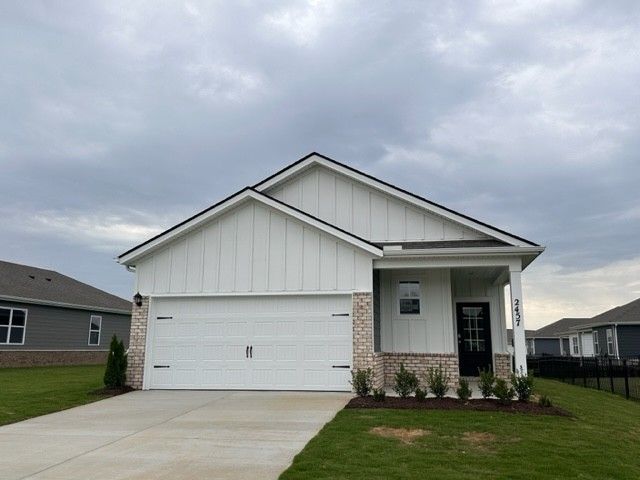 7398 Lang Ave, White House, TN 37188