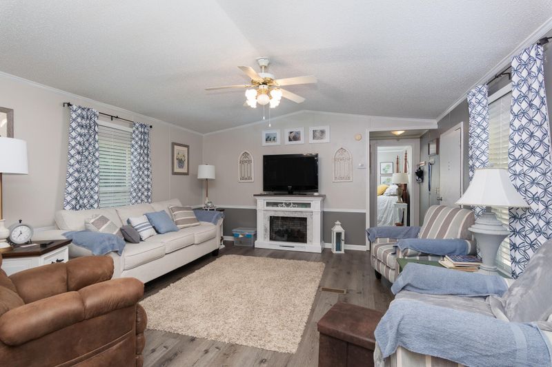 927 Lakeview Dr, Rossville, GA 30741