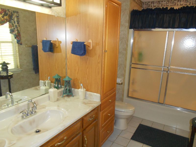 145 Oakview Dr, Rossville, GA 30741