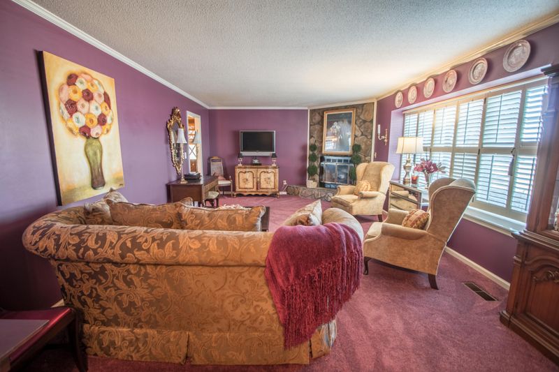 569 Crestview Cir, Ringgold, GA 30736