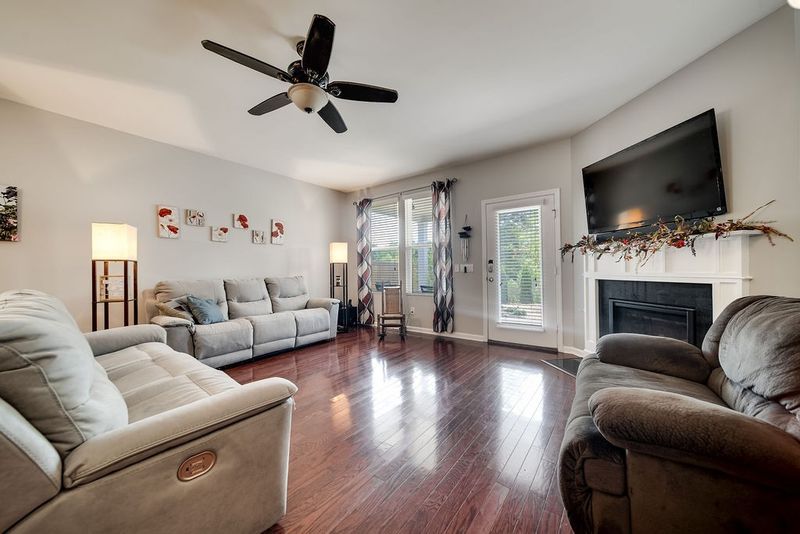 1813 Stonewater Dr, Hermitage, TN 37076