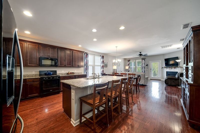 1813 Stonewater Dr, Hermitage, TN 37076