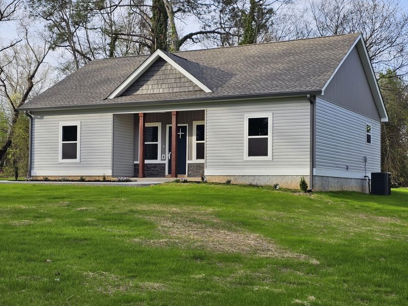 18 Spring Lake Rd, Rossville, GA 30741