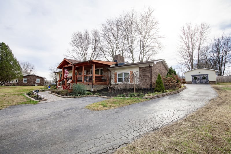 415 Lee Rd, Cottontown, TN 37048
