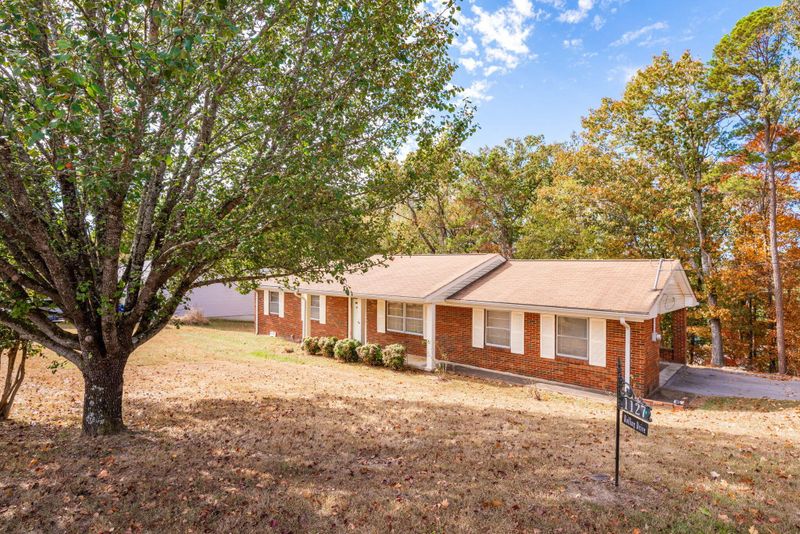 1127 Rolling Dr, Rossville, GA 30741